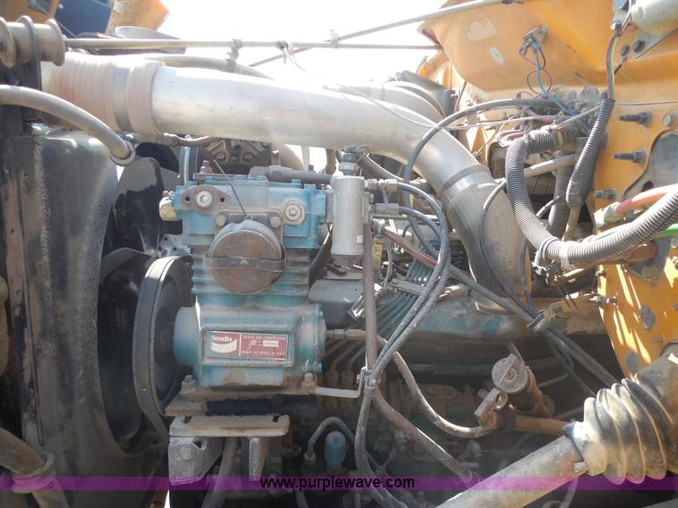 image for item E7699 1993 International 4900 dump truck