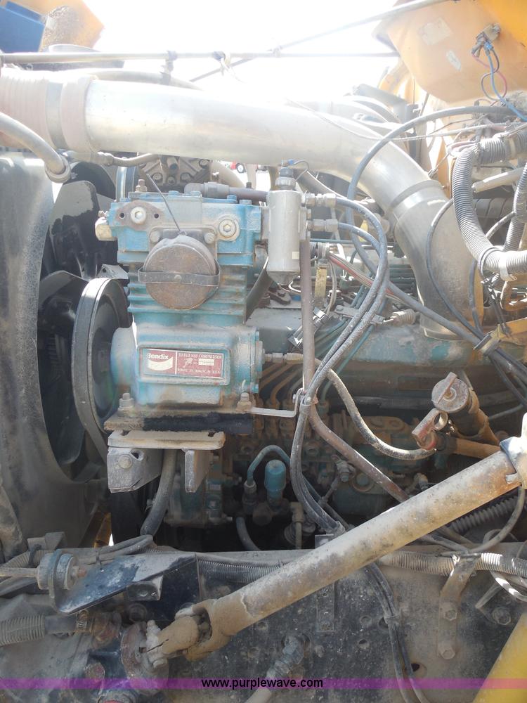 image for item E7699 1993 International 4900 dump truck