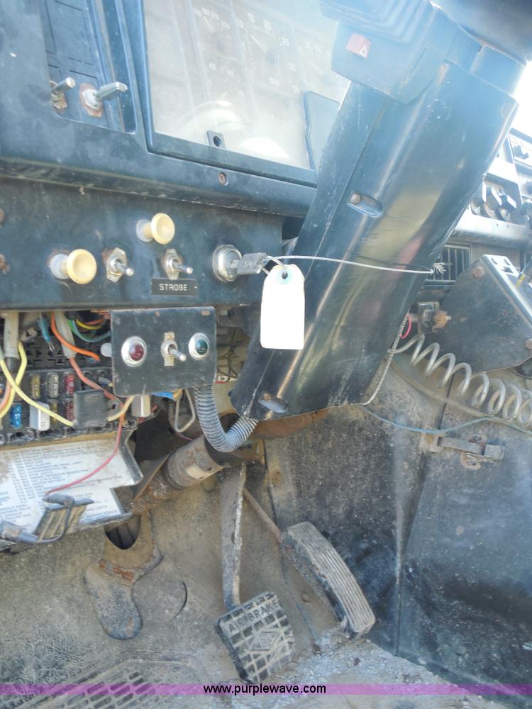 image for item E7699 1993 International 4900 dump truck