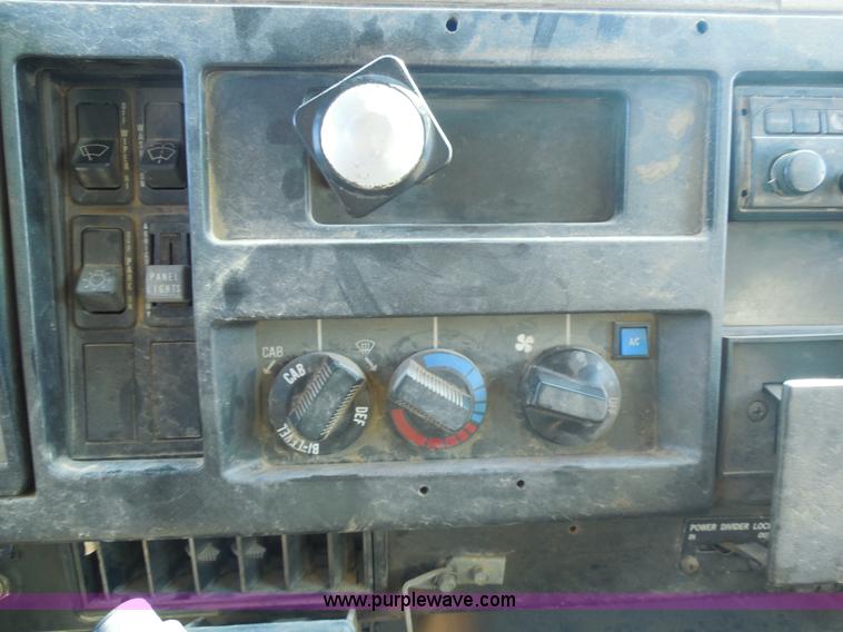 image for item E7699 1993 International 4900 dump truck