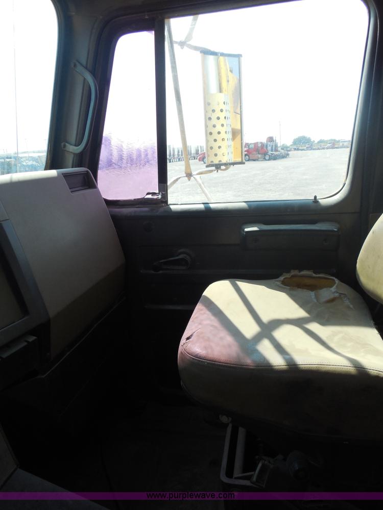 image for item E7699 1993 International 4900 dump truck