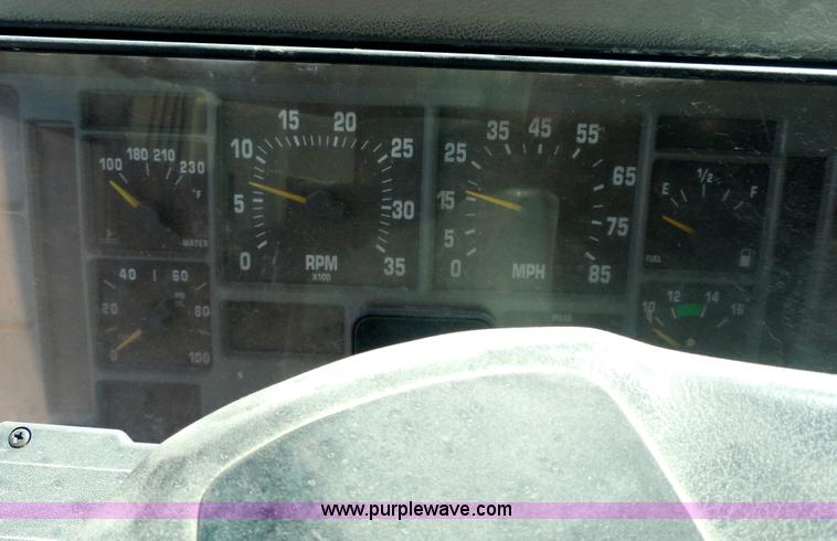 image for item E7699 1993 International 4900 dump truck