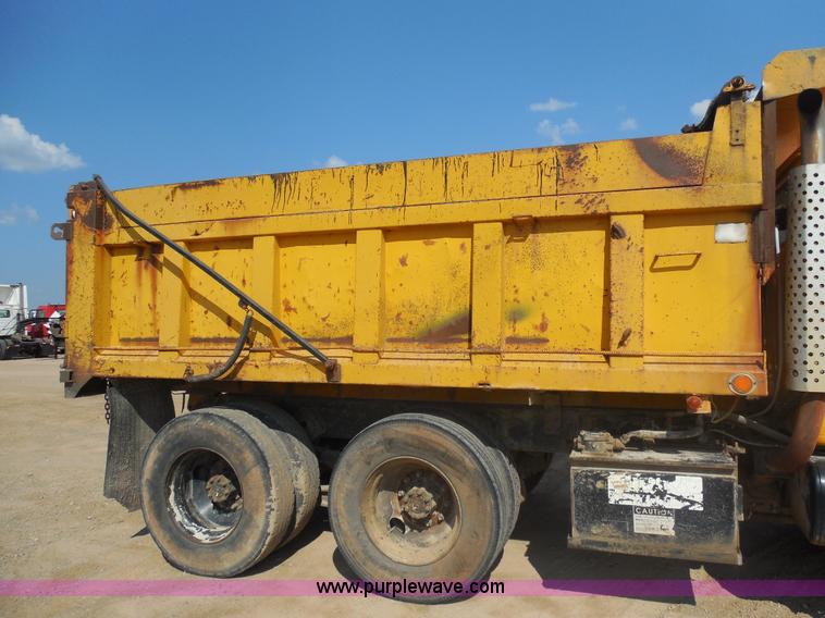 image for item E7699 1993 International 4900 dump truck