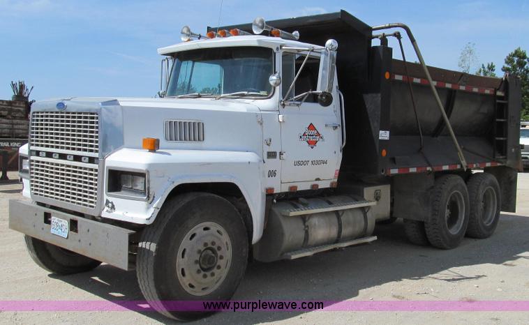 image for item G2101 1986 Ford LTL9000 dump truck