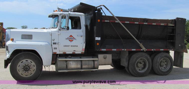 image for item G2101 1986 Ford LTL9000 dump truck