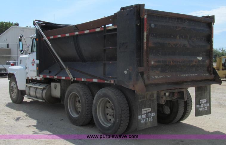 image for item G2101 1986 Ford LTL9000 dump truck