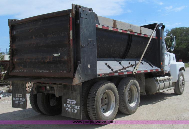 image for item G2101 1986 Ford LTL9000 dump truck