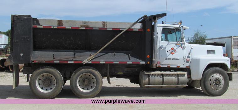 image for item G2101 1986 Ford LTL9000 dump truck