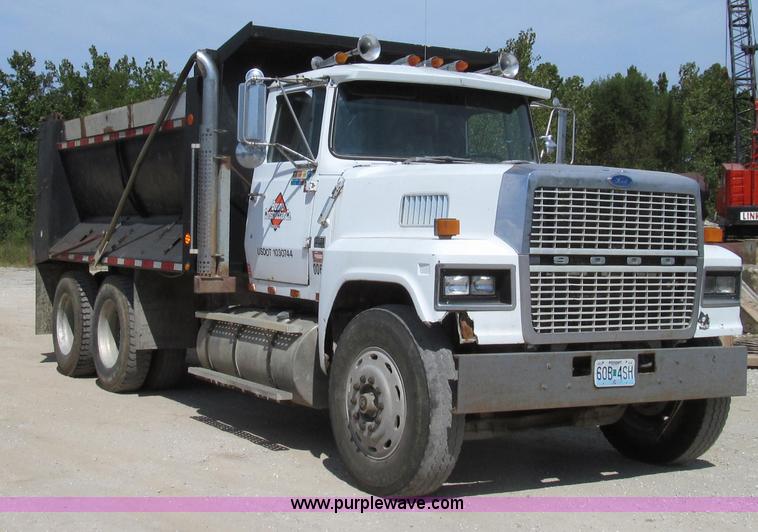image for item G2101 1986 Ford LTL9000 dump truck