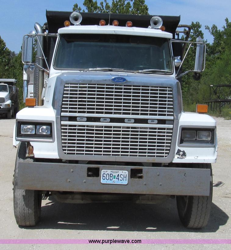 image for item G2101 1986 Ford LTL9000 dump truck
