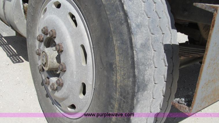 image for item G2101 1986 Ford LTL9000 dump truck