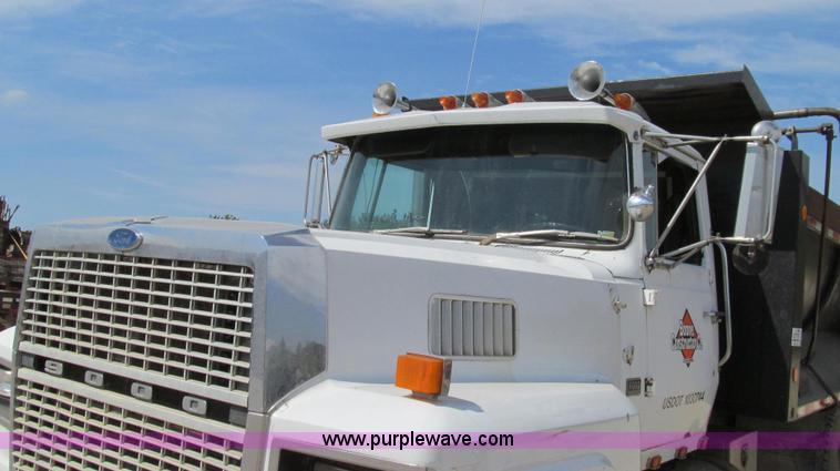 image for item G2101 1986 Ford LTL9000 dump truck