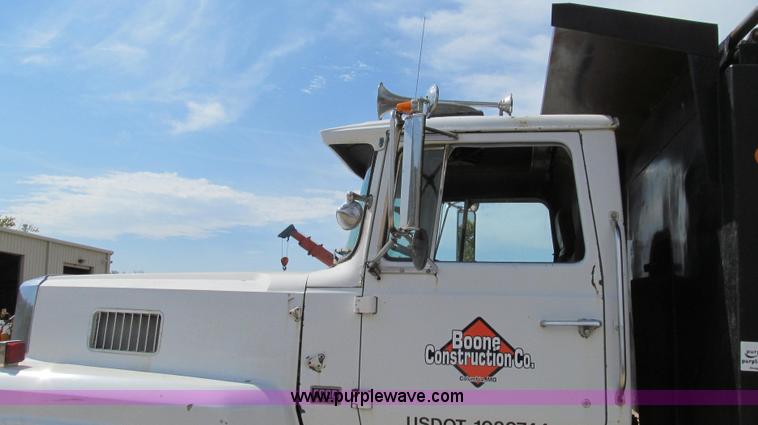 image for item G2101 1986 Ford LTL9000 dump truck