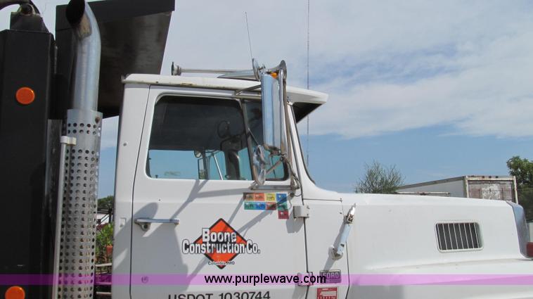 image for item G2101 1986 Ford LTL9000 dump truck