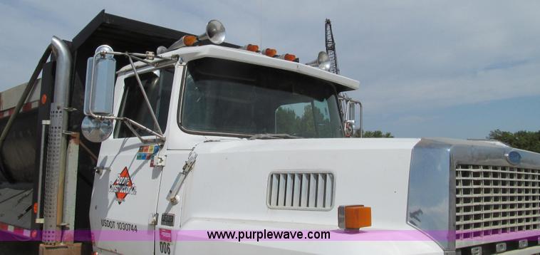 image for item G2101 1986 Ford LTL9000 dump truck