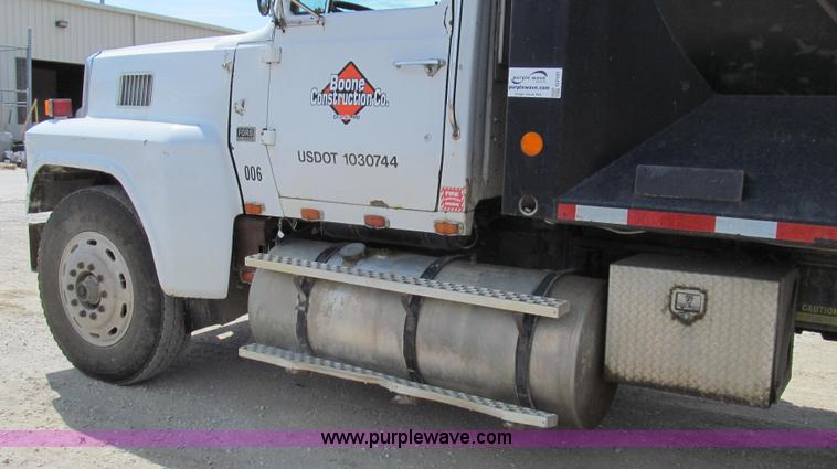 image for item G2101 1986 Ford LTL9000 dump truck