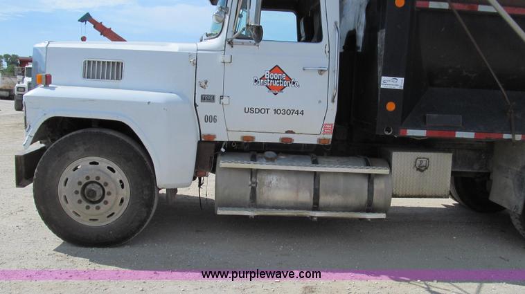 image for item G2101 1986 Ford LTL9000 dump truck