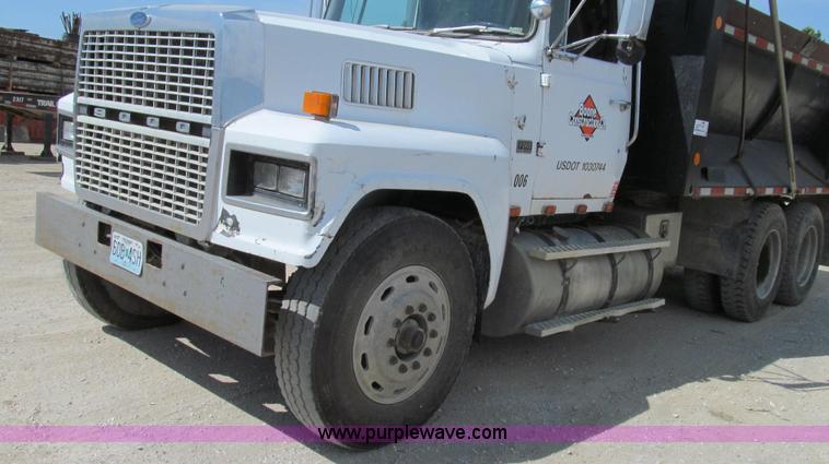 image for item G2101 1986 Ford LTL9000 dump truck