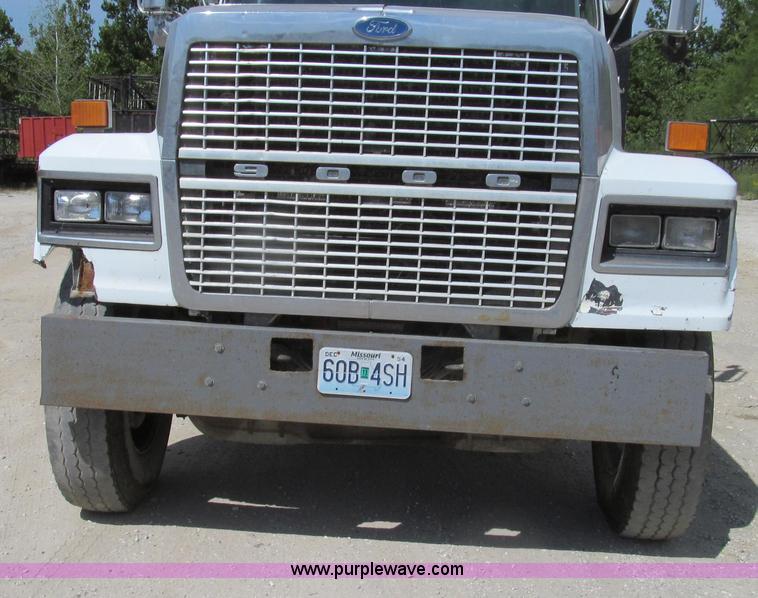 image for item G2101 1986 Ford LTL9000 dump truck