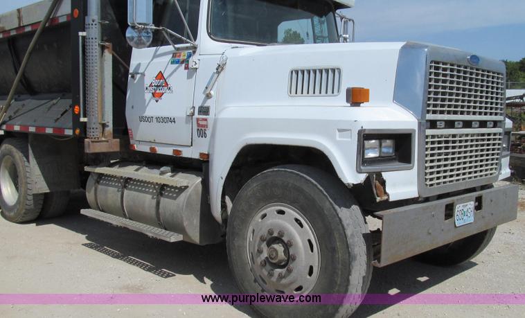 image for item G2101 1986 Ford LTL9000 dump truck