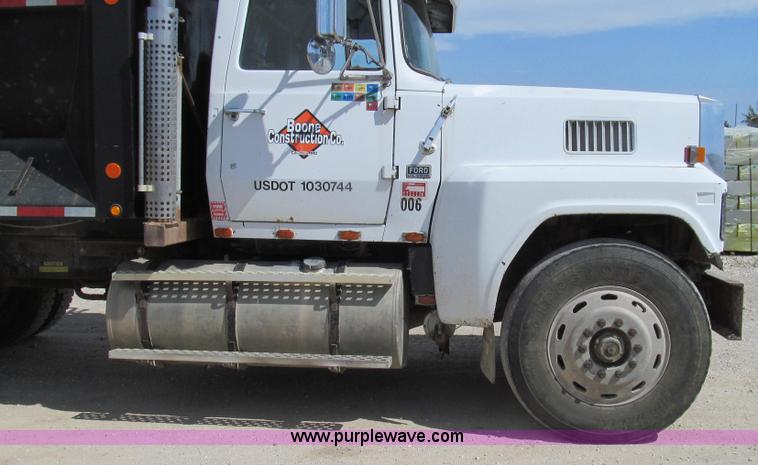 image for item G2101 1986 Ford LTL9000 dump truck