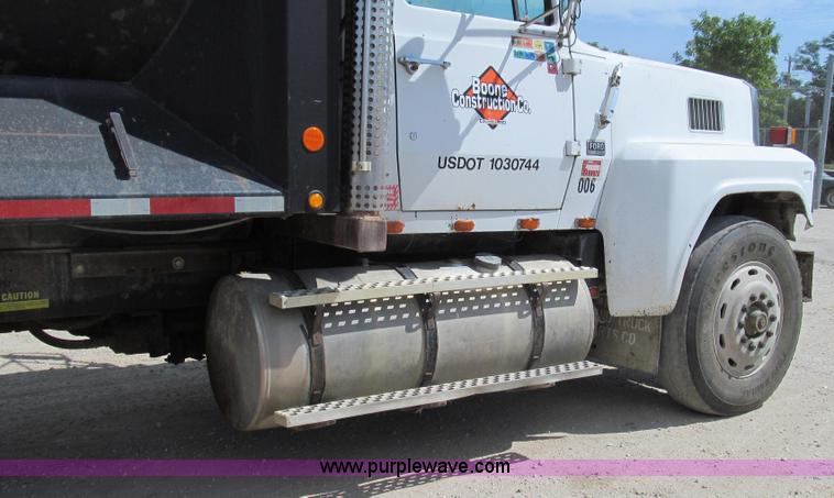 image for item G2101 1986 Ford LTL9000 dump truck