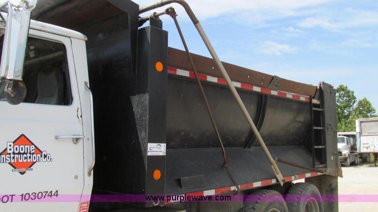 image for item G2101 1986 Ford LTL9000 dump truck