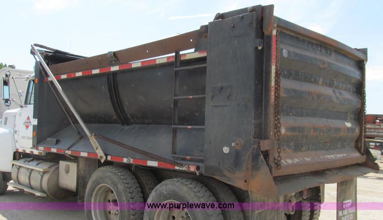 image for item G2101 1986 Ford LTL9000 dump truck