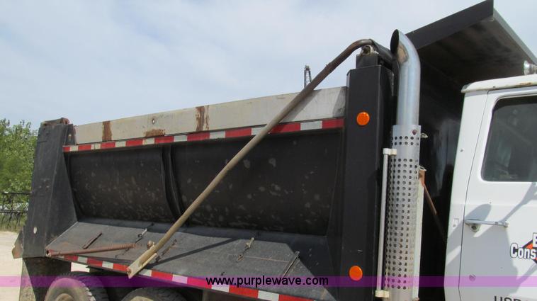 image for item G2101 1986 Ford LTL9000 dump truck