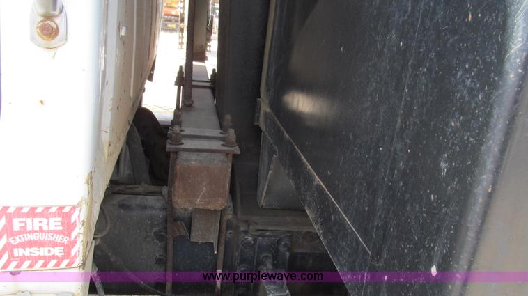 image for item G2101 1986 Ford LTL9000 dump truck