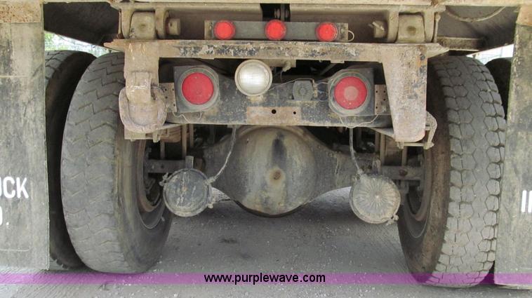 image for item G2101 1986 Ford LTL9000 dump truck