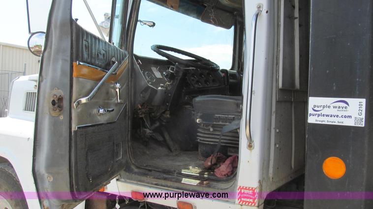 image for item G2101 1986 Ford LTL9000 dump truck
