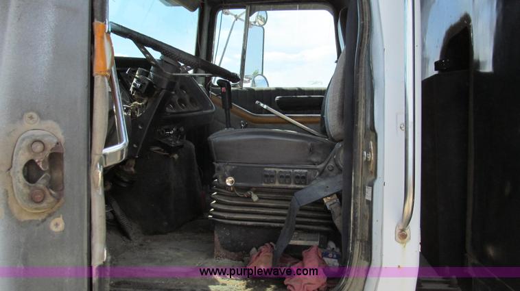 image for item G2101 1986 Ford LTL9000 dump truck