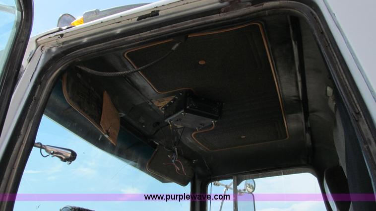 image for item G2101 1986 Ford LTL9000 dump truck