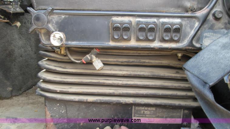 image for item G2101 1986 Ford LTL9000 dump truck