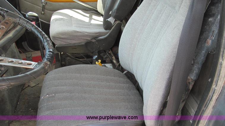 image for item G2101 1986 Ford LTL9000 dump truck