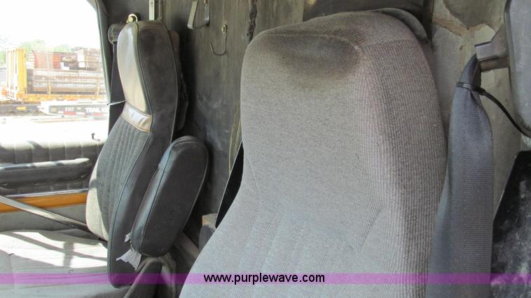 image for item G2101 1986 Ford LTL9000 dump truck