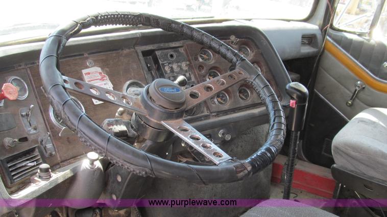 image for item G2101 1986 Ford LTL9000 dump truck