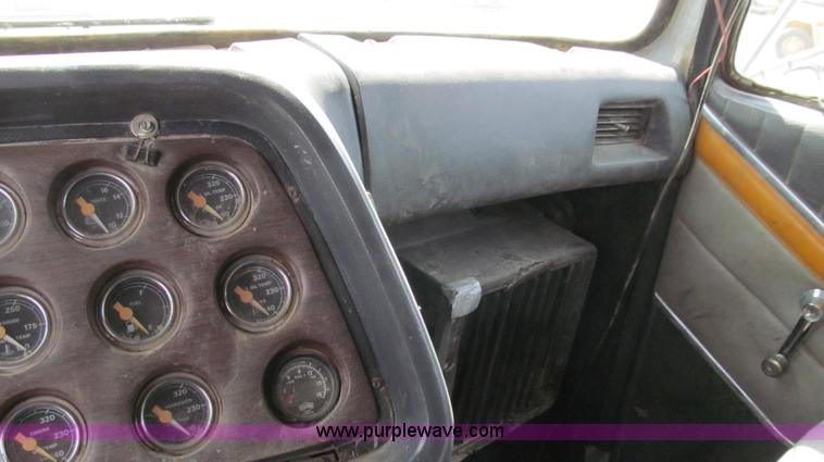 image for item G2101 1986 Ford LTL9000 dump truck