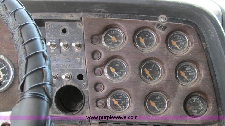 image for item G2101 1986 Ford LTL9000 dump truck