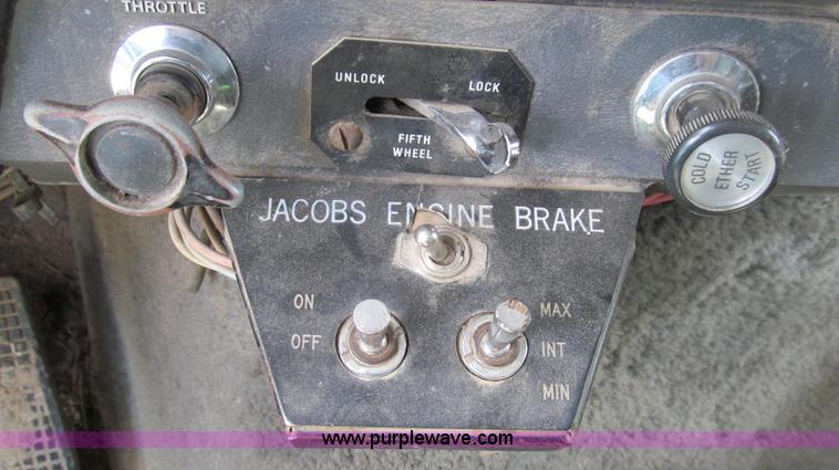 image for item G2101 1986 Ford LTL9000 dump truck