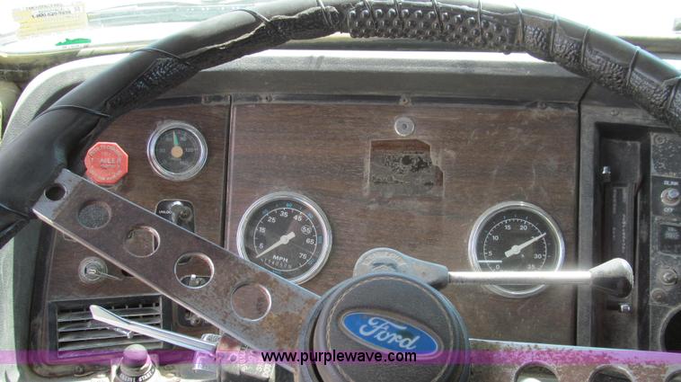 image for item G2101 1986 Ford LTL9000 dump truck