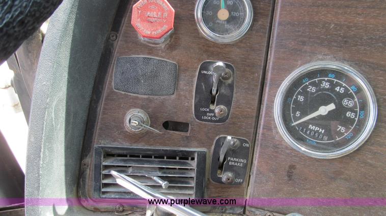 image for item G2101 1986 Ford LTL9000 dump truck