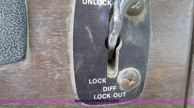 image for item G2101 1986 Ford LTL9000 dump truck