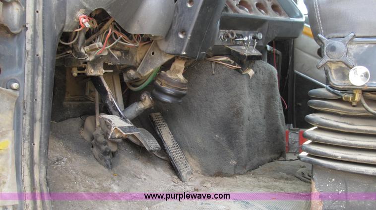 image for item G2101 1986 Ford LTL9000 dump truck