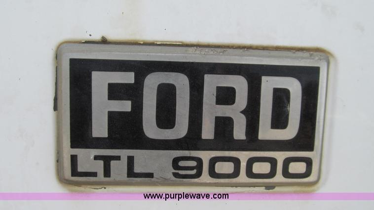 image for item G2101 1986 Ford LTL9000 dump truck