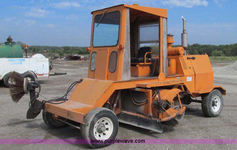 image for item G2106 Broyce Broom RC300