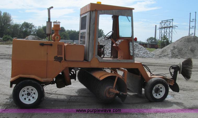 image for item G2106 Broyce Broom RC300