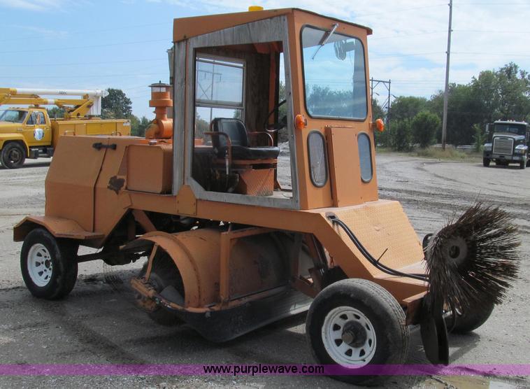 image for item G2106 Broyce Broom RC300