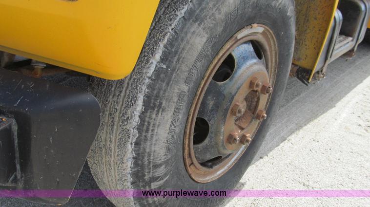 image for item G2107 1987 Ford F600 Altec bucket truck